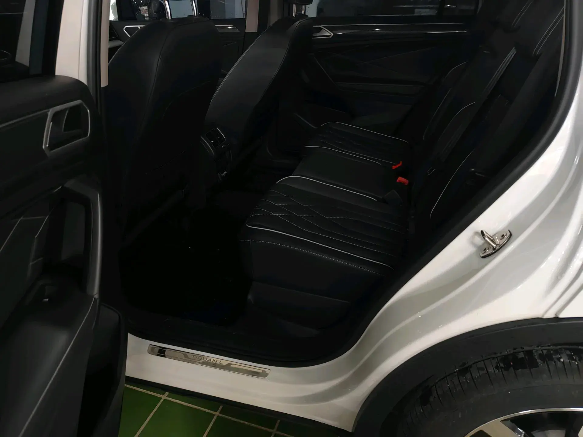 2024 VOLKSWAGEN TIGUAN thumbnail 3