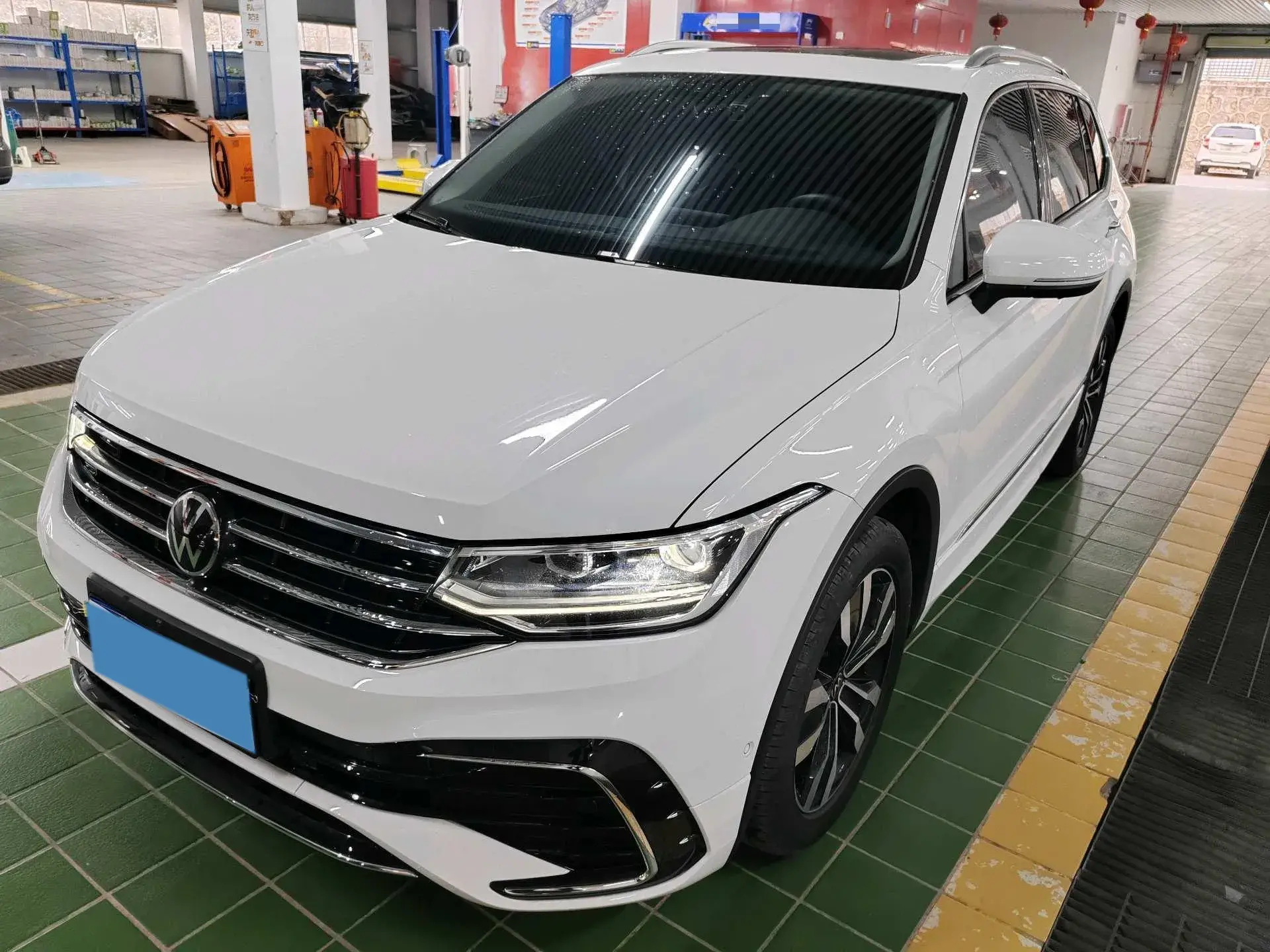 2024 VOLKSWAGEN TIGUAN view 1