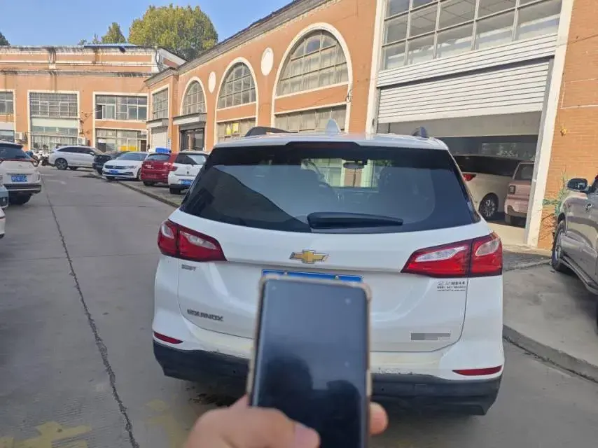 2019 CHEVROLET EQUINOX thumbnail 3