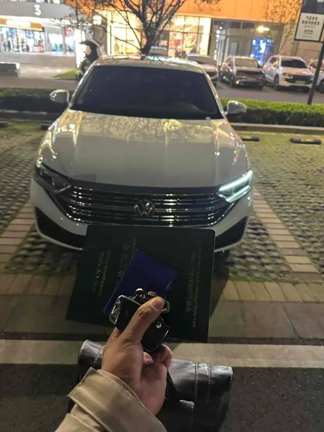 2023 VOLKSWAGEN SAGITAR thumbnail 2