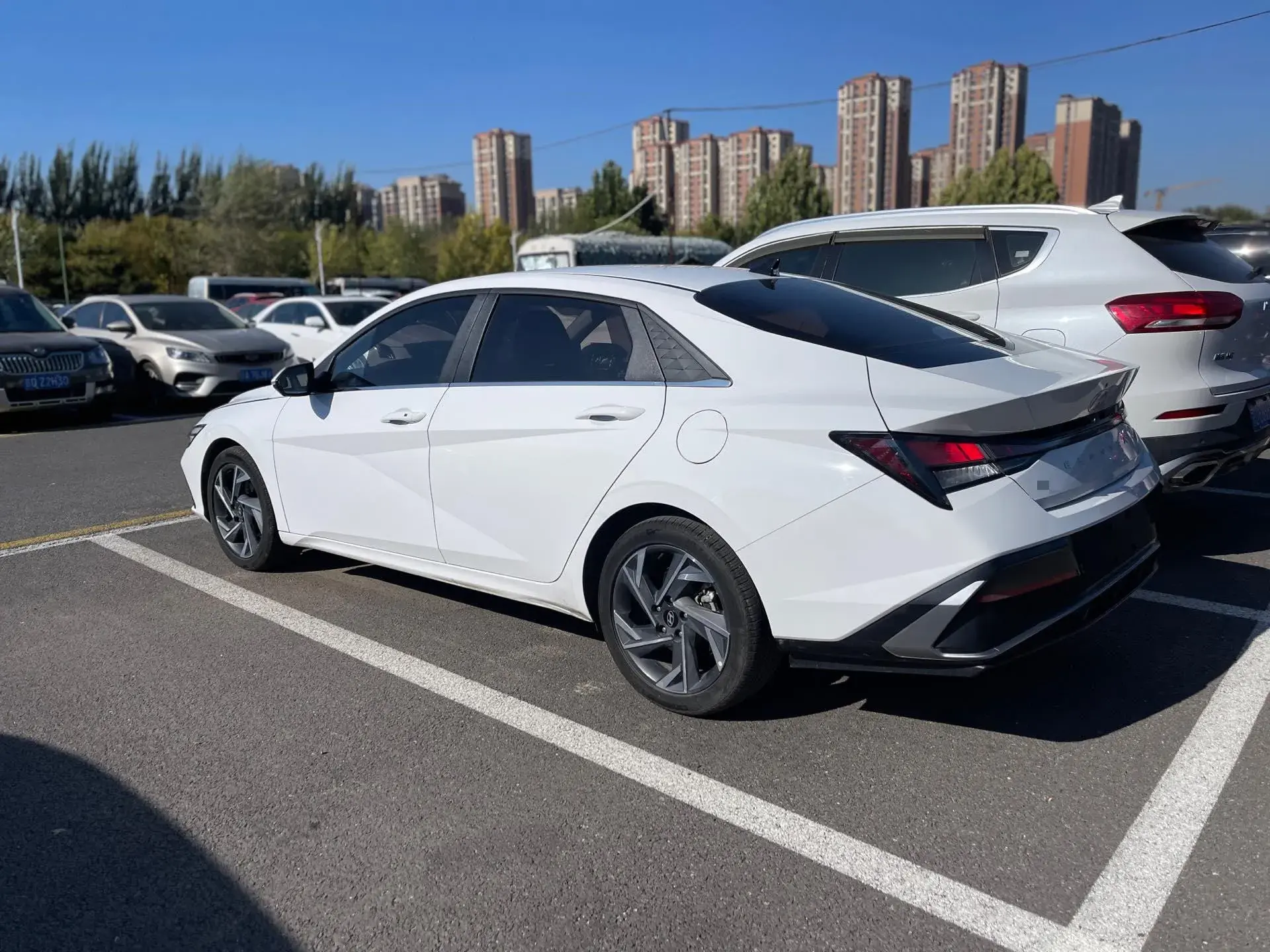 2023 HYUNDAI ELANTRA thumbnail 3