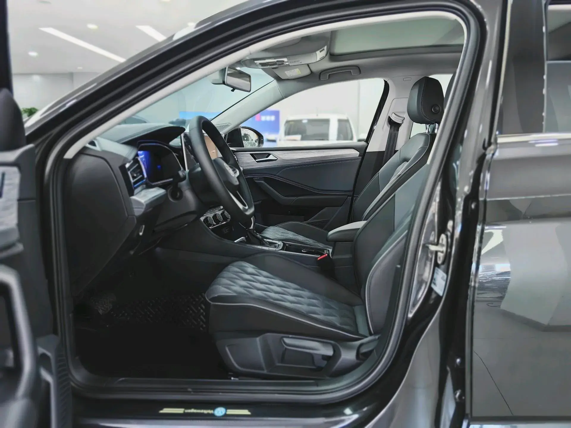 2025 VOLKSWAGEN SAGITAR thumbnail 4