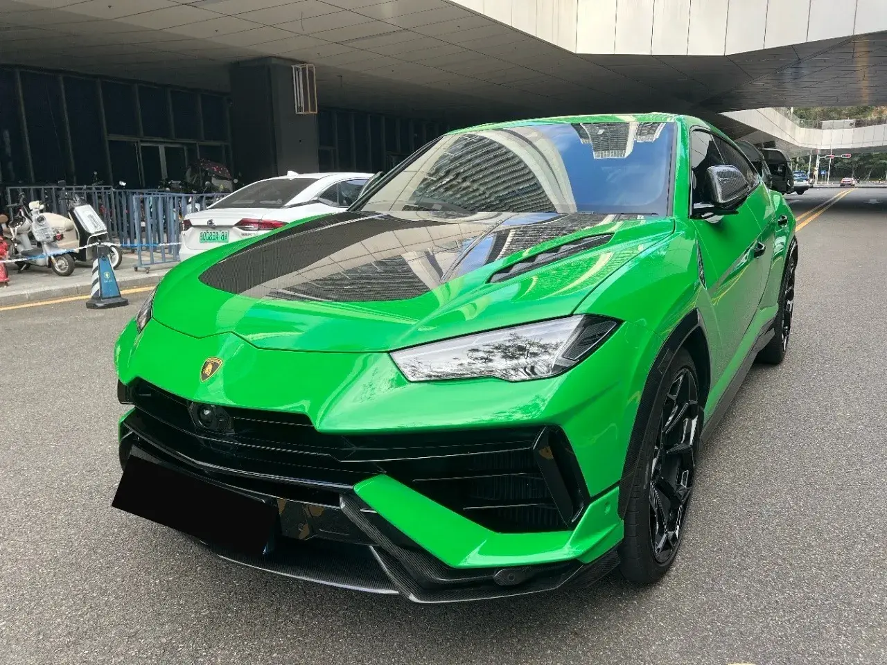 2023 LAMBORGHINI URUS view 1