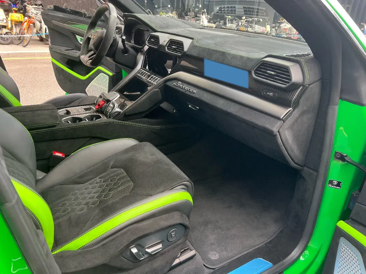 2023 LAMBORGHINI URUS thumbnail 4