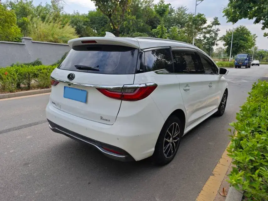 2017 BYD SONG thumbnail 4