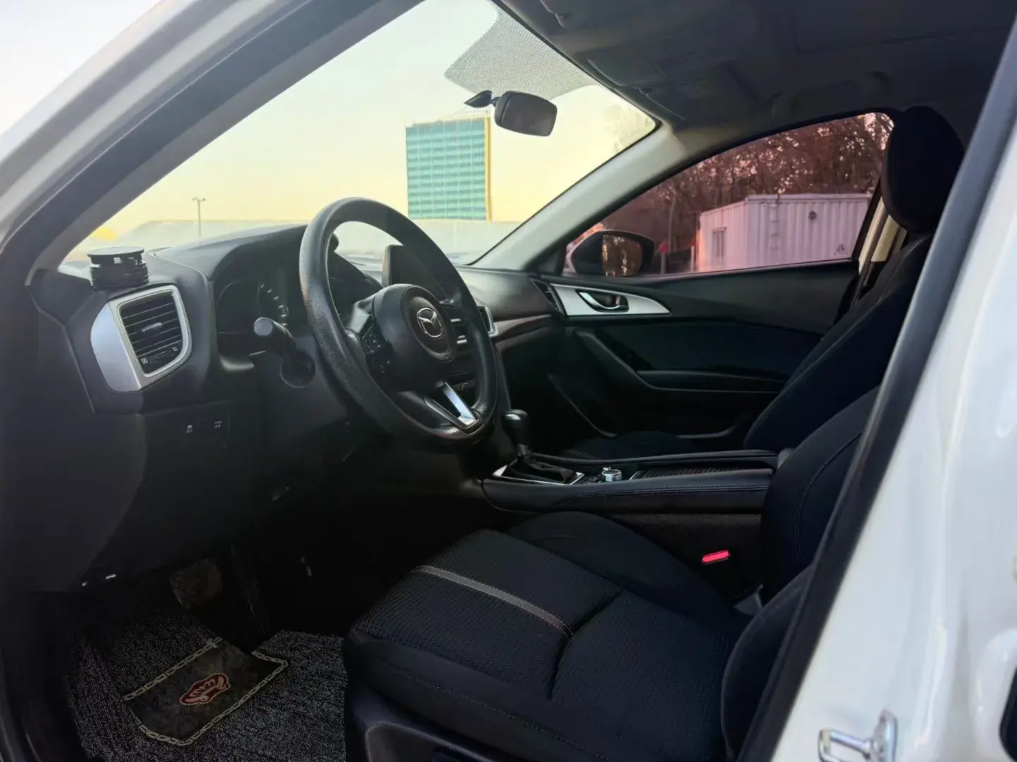 2017 MAZDA 3 thumbnail 4