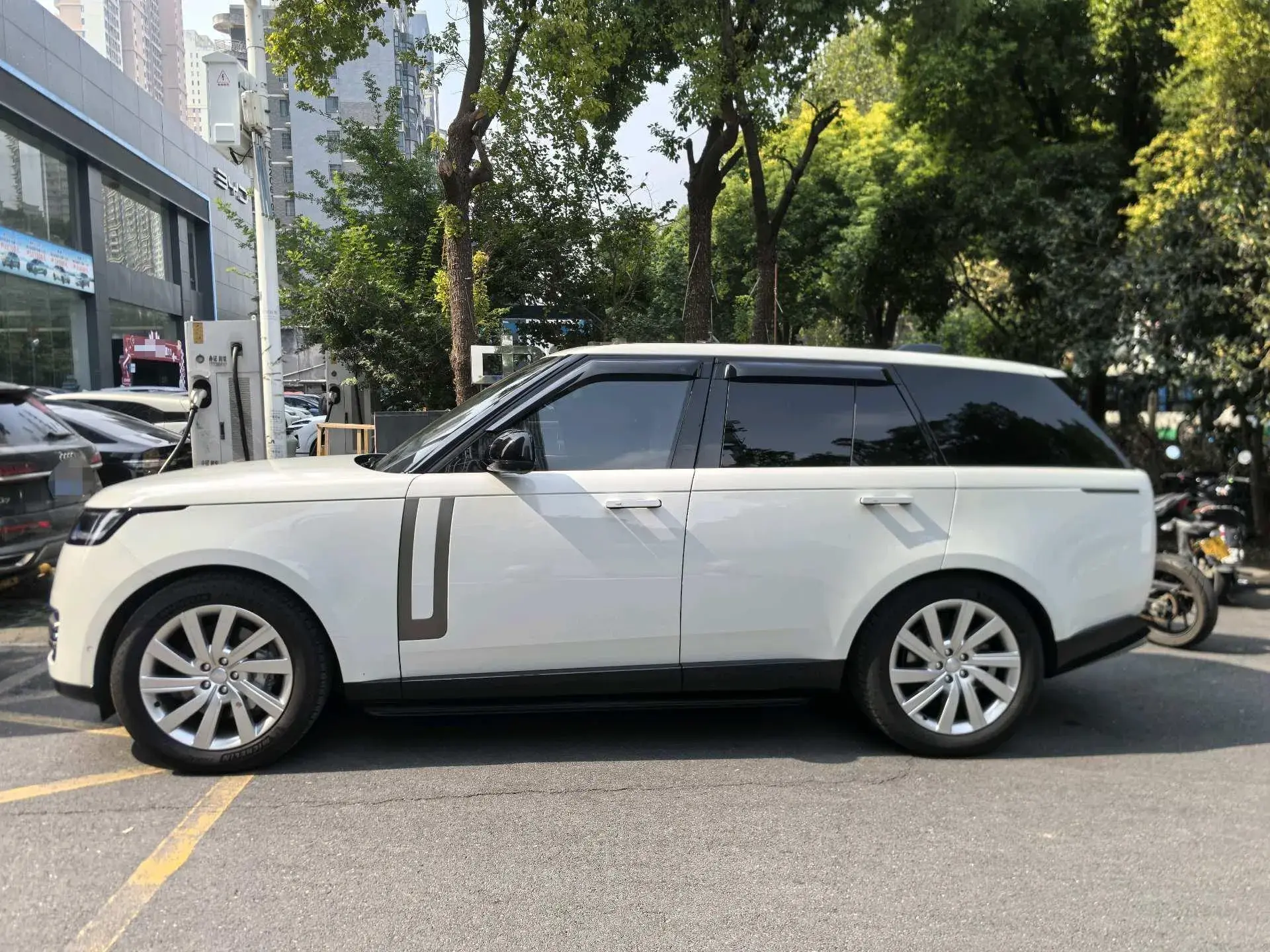 2023 LAND ROVER thumbnail 2