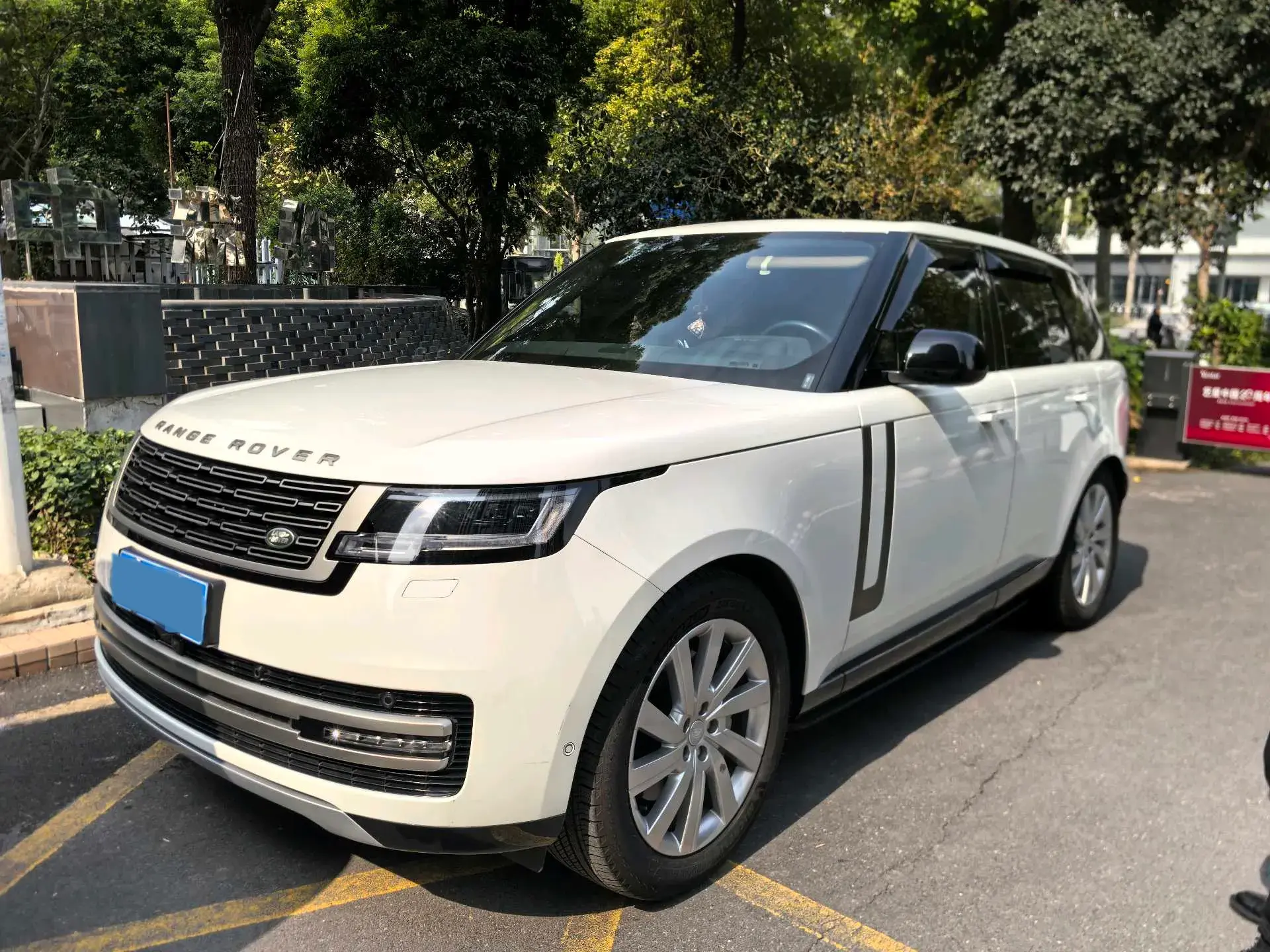 2023 LAND ROVER view 1