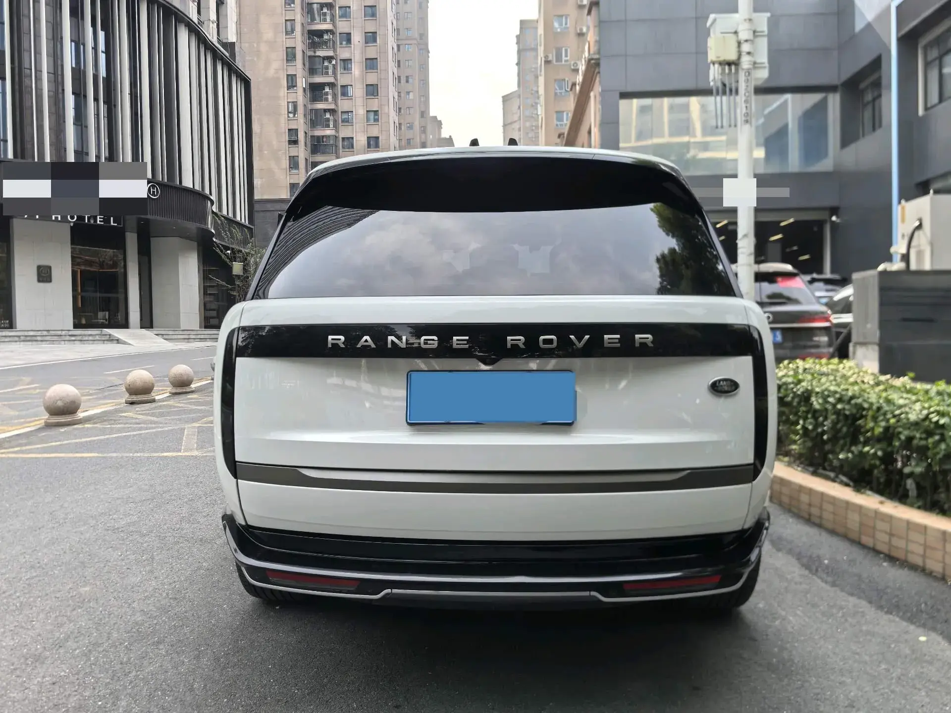 2023 LAND ROVER thumbnail 3