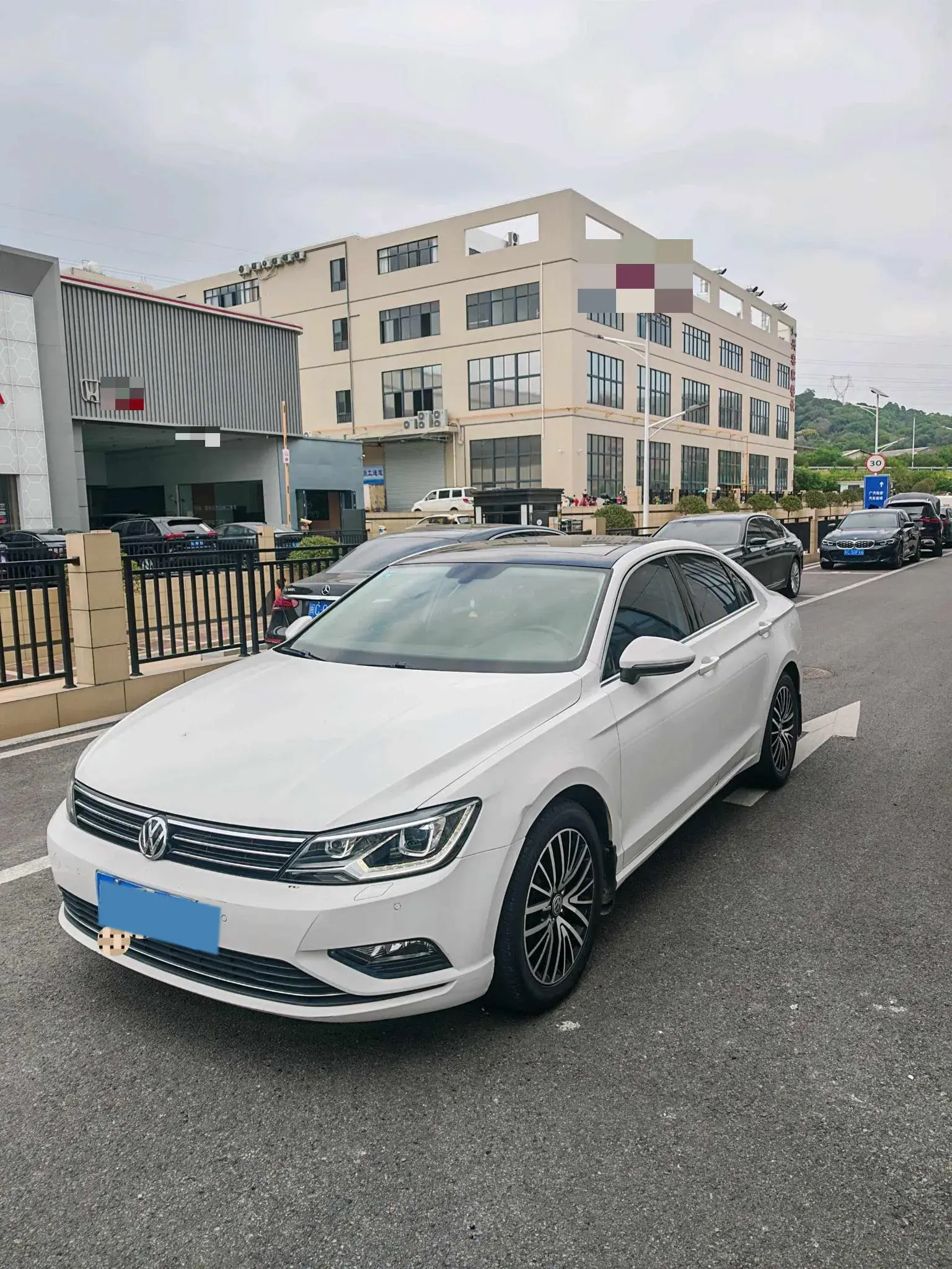 2017 VOLKSWAGEN LAMANDO view 1