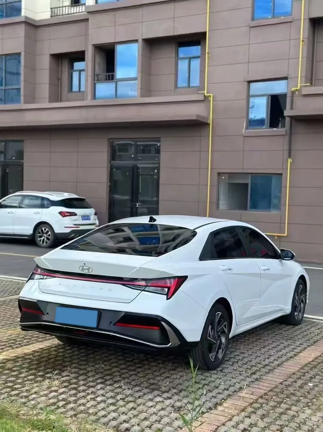 2022 HYUNDAI ELANTRA thumbnail 4