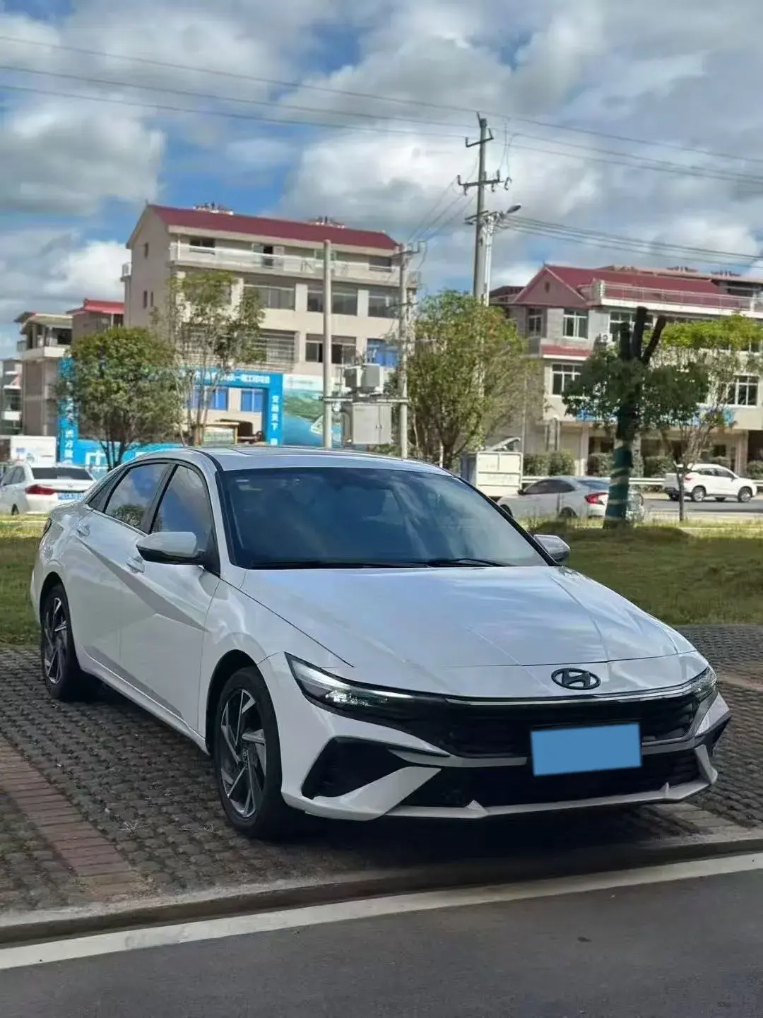 2022 HYUNDAI ELANTRA thumbnail 3