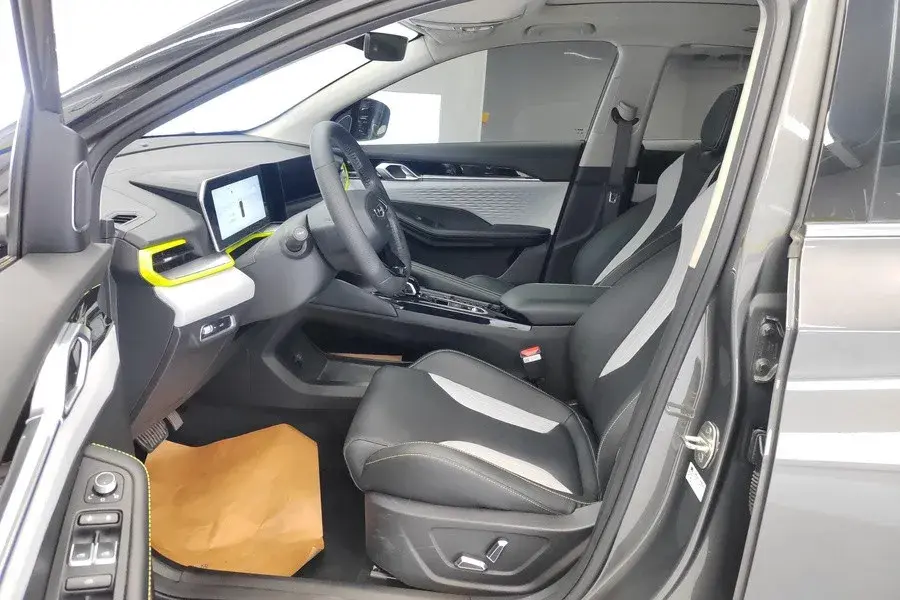 2022 GEELY COOLRAY thumbnail 4