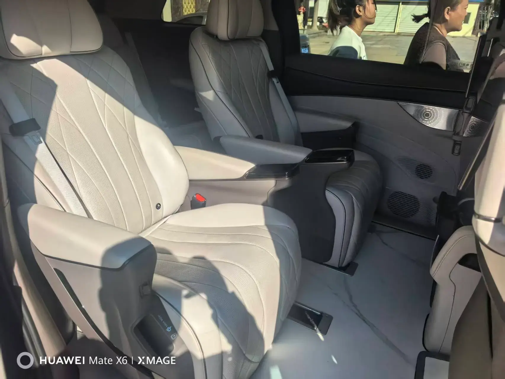 2022 DENZA D9 thumbnail 4