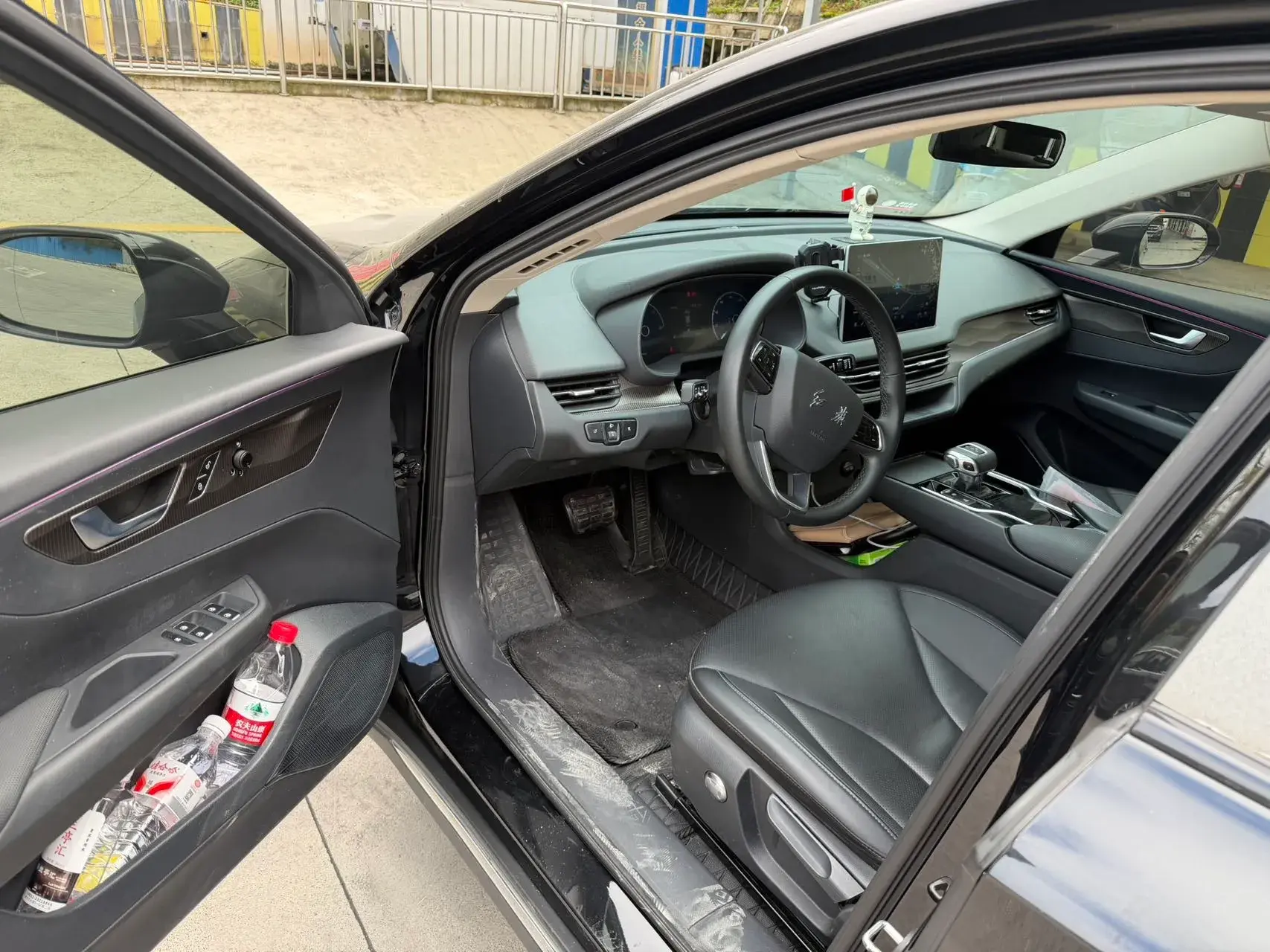 2022 HONGQI E-QM5 thumbnail 4