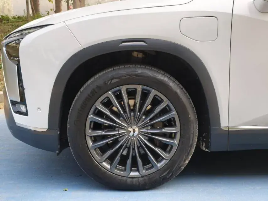 2020 NIO ES8 thumbnail 4