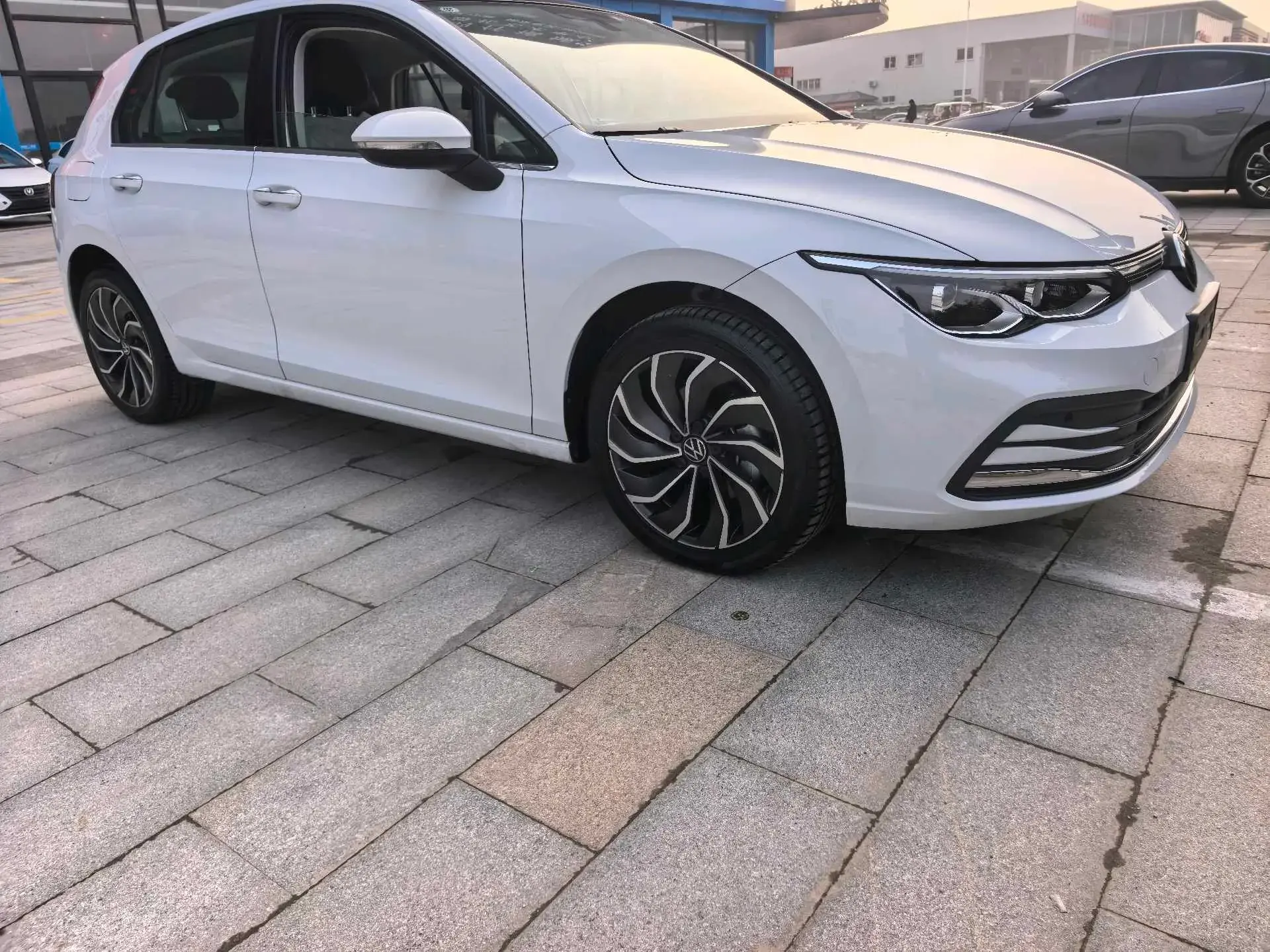 2021 VOLKSWAGEN GOLF thumbnail 2