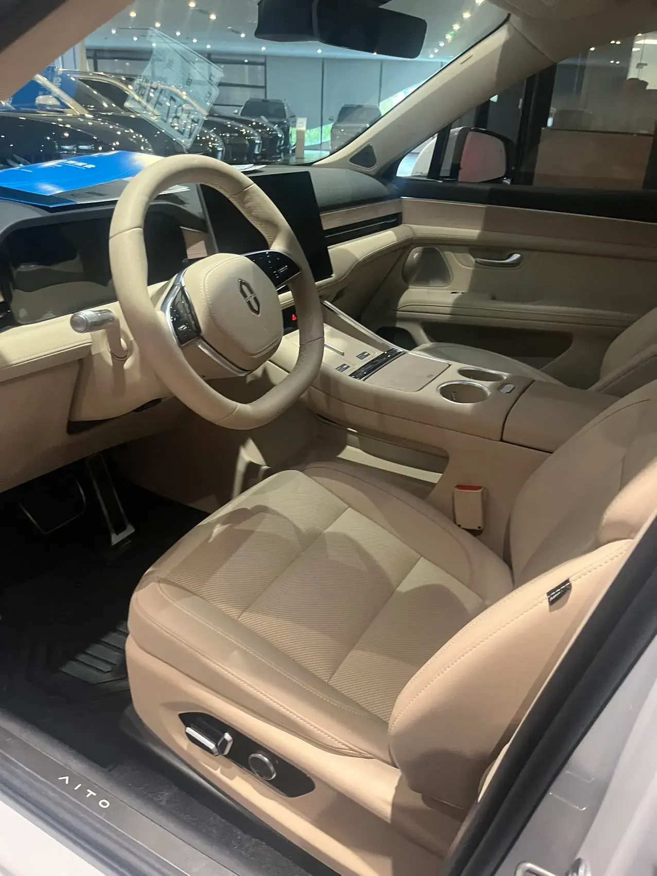 2025 AITO AITO thumbnail 2