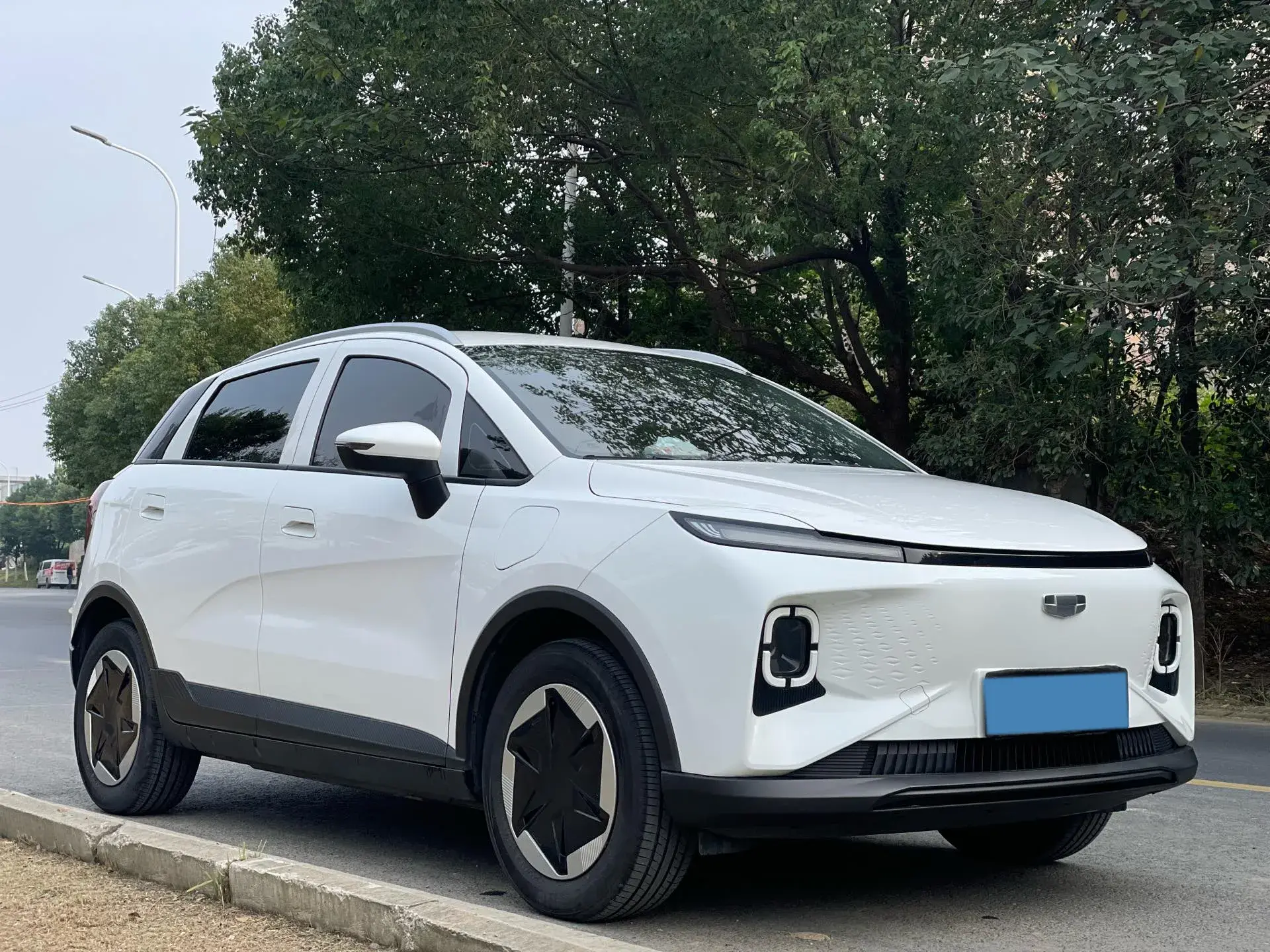 2024 GEOMETRY E thumbnail 3