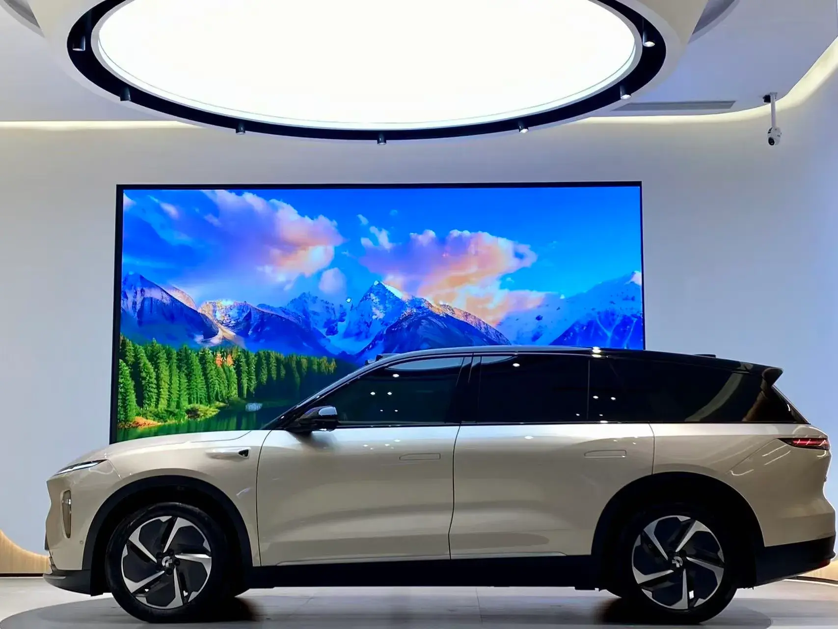 2023 NIO ES8 thumbnail 3