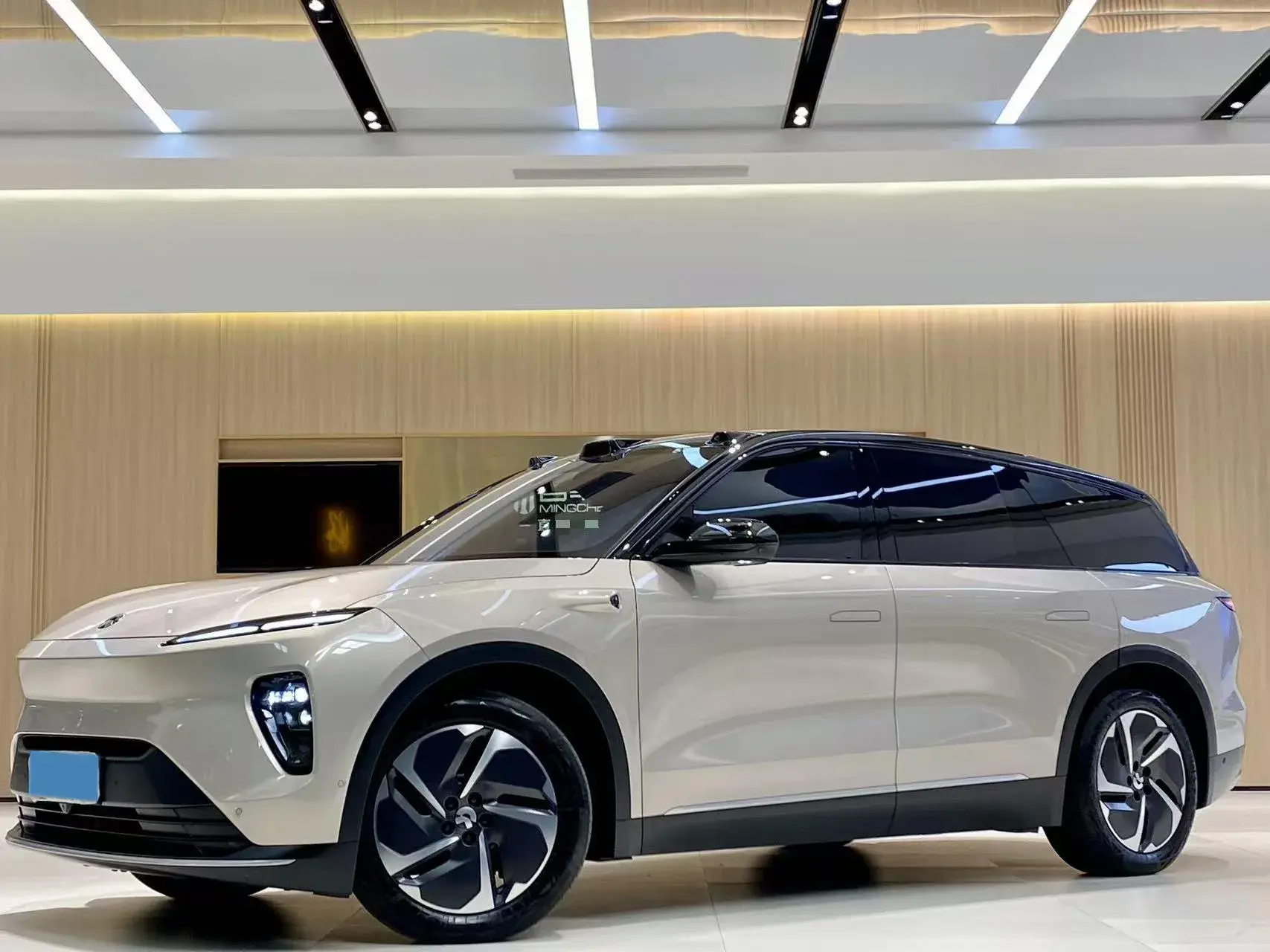 2023 NIO ES8 view 1