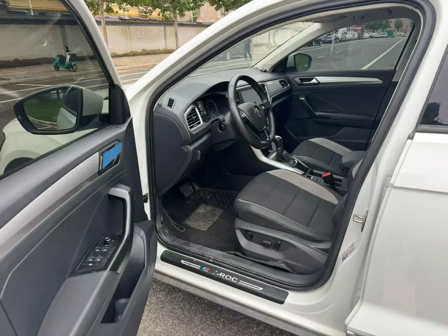 2021 VOLKSWAGEN T-ROC thumbnail 4