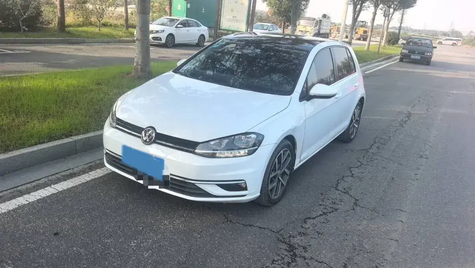 2020 VOLKSWAGEN GOLF view 1