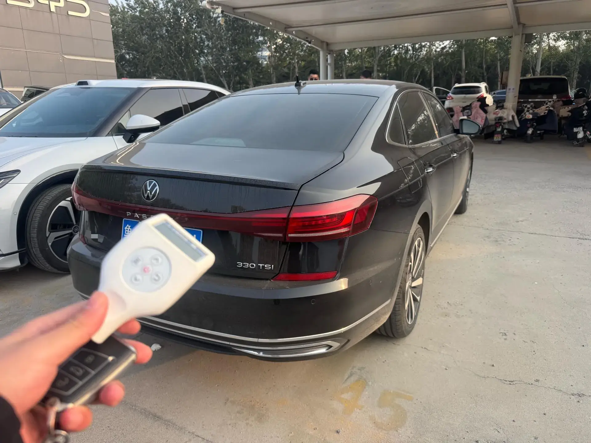 2022 VOLKSWAGEN PASSAT thumbnail 2