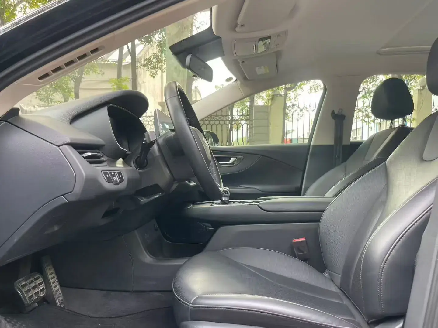 2023 HONGQI E-QM5 thumbnail 4