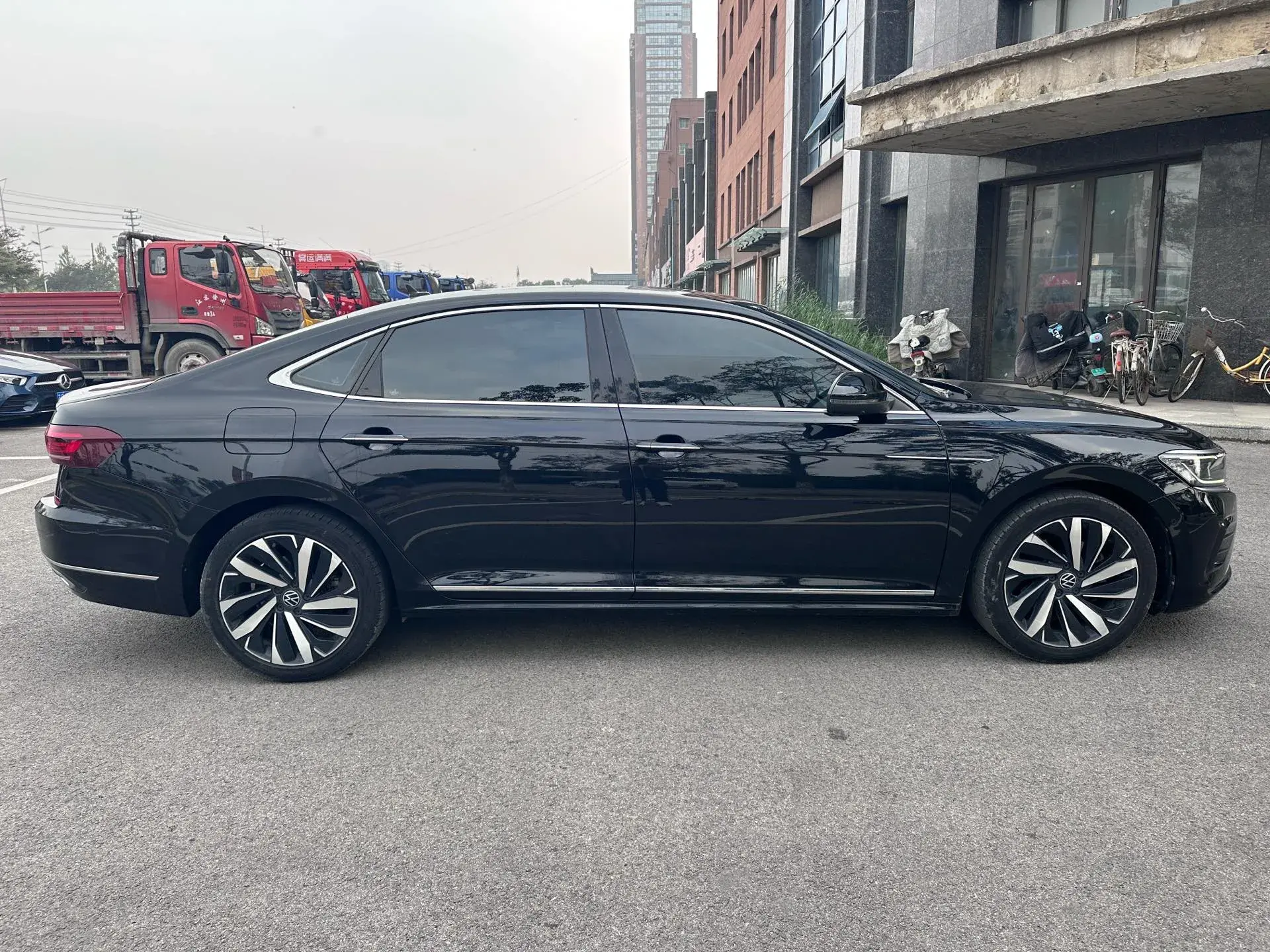 2023 VOLKSWAGEN PASSAT thumbnail 3