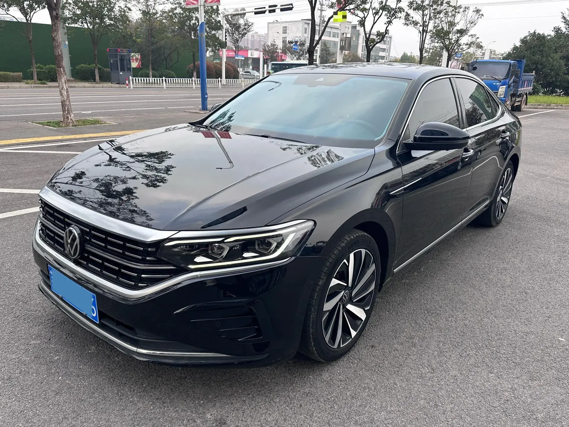 2023 VOLKSWAGEN PASSAT view 1