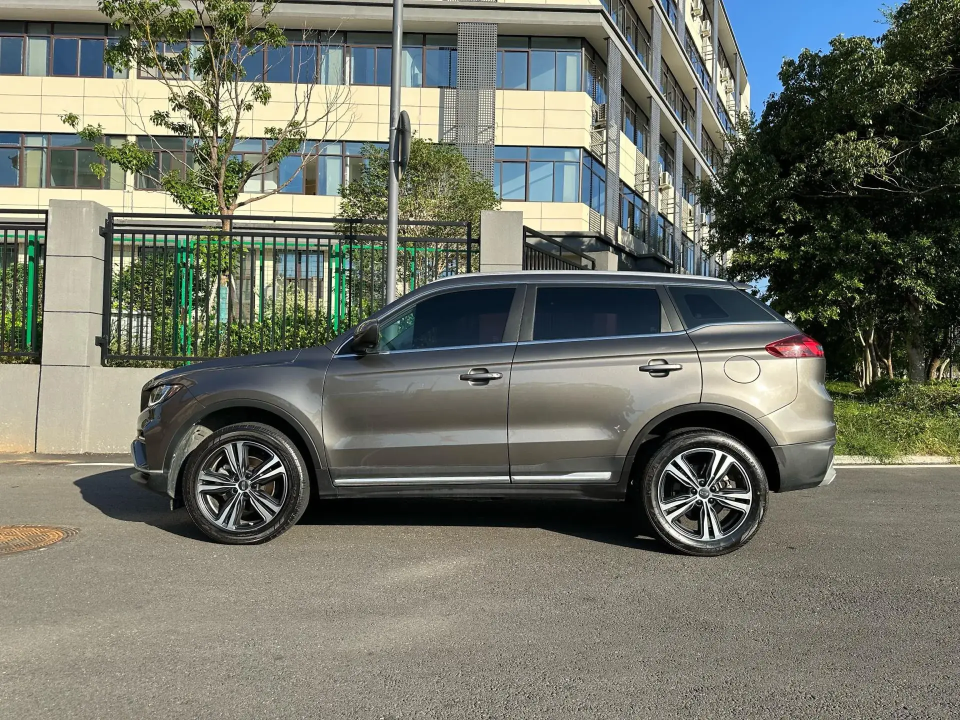 2022 GEELY AZKARRA thumbnail 4