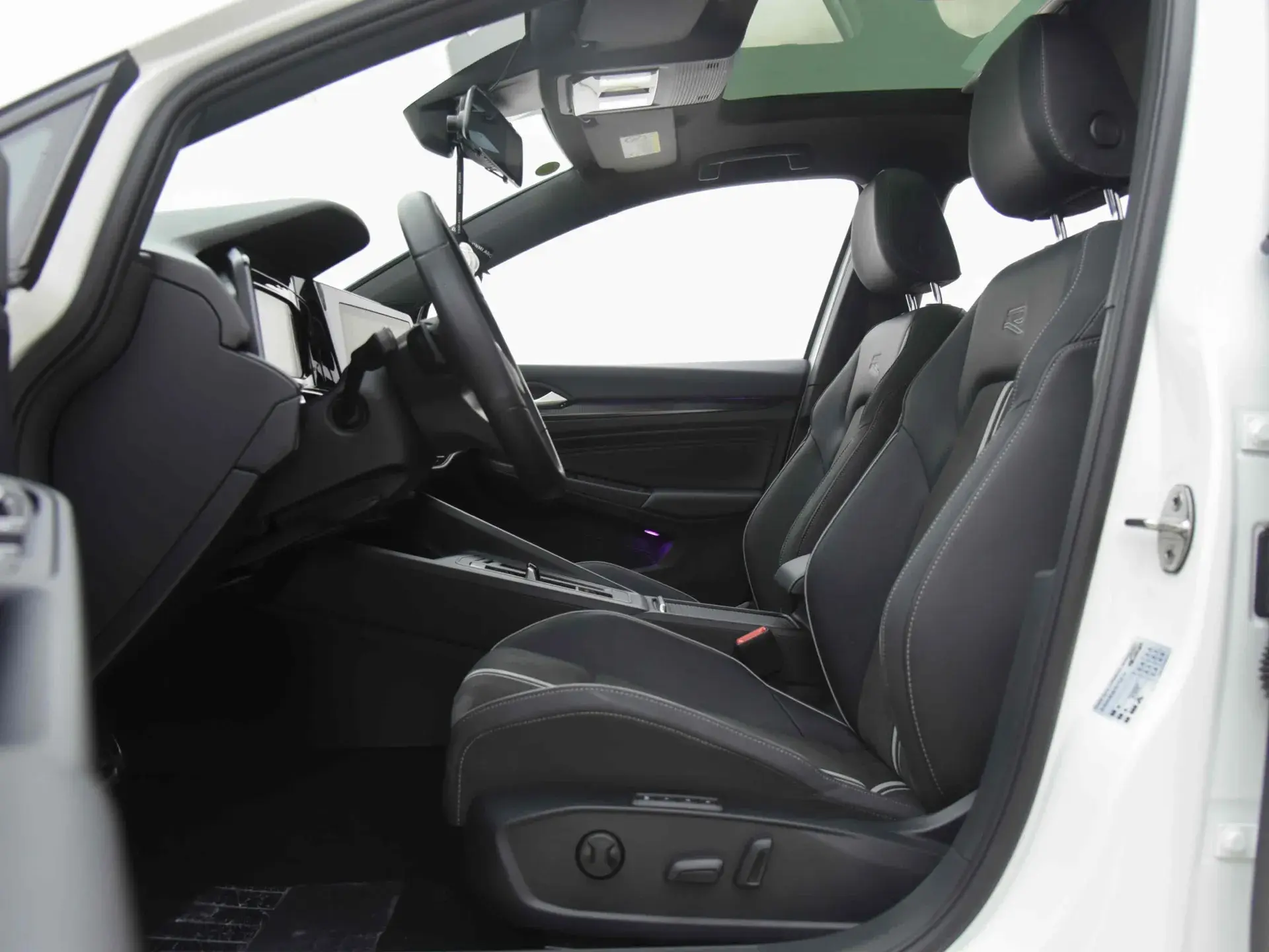 2021 VOLKSWAGEN GOLF thumbnail 3