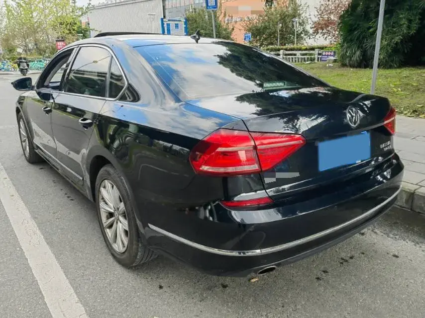 2017 VOLKSWAGEN PASSAT thumbnail 4