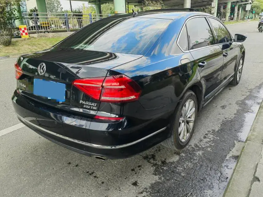 2017 VOLKSWAGEN PASSAT thumbnail 3