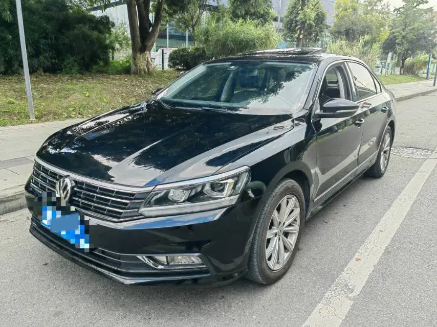 2017 VOLKSWAGEN PASSAT view 1
