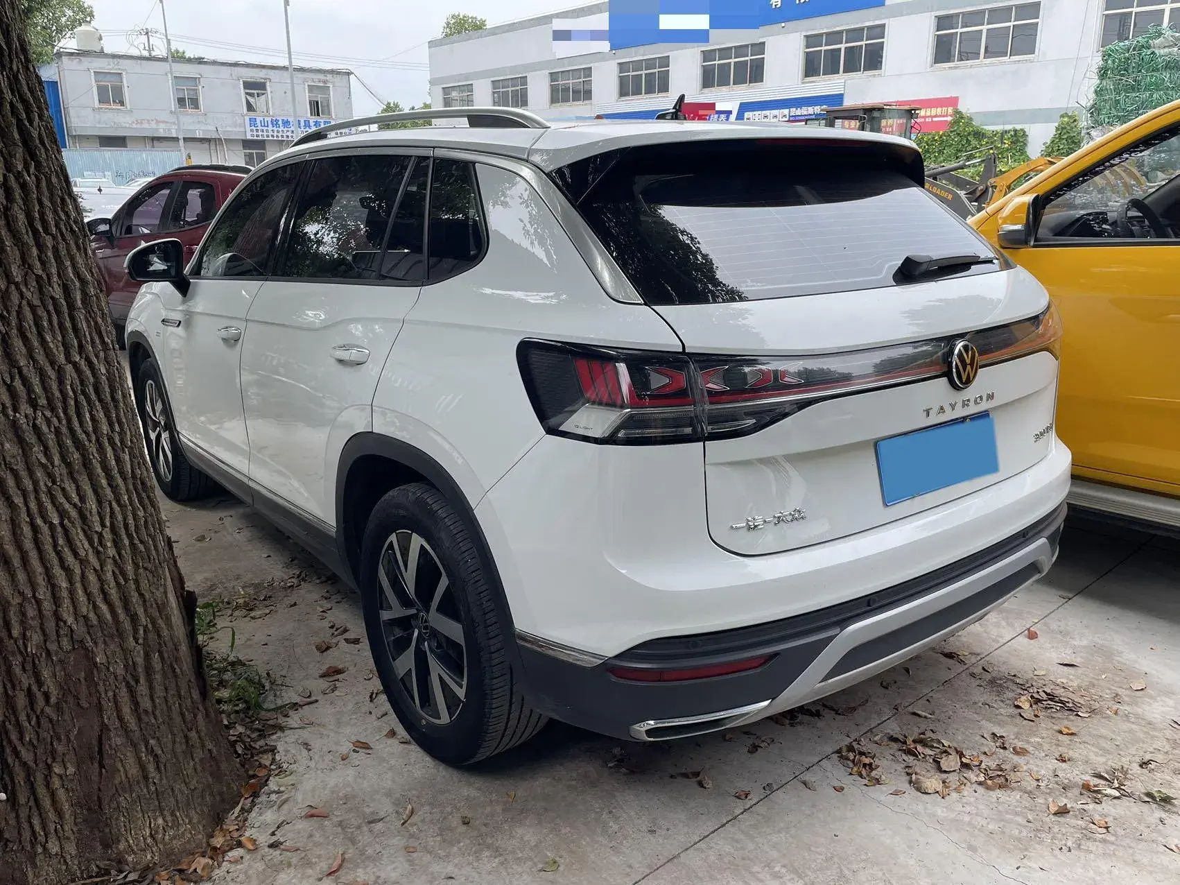 2023 VOLKSWAGEN TAYRON thumbnail 3