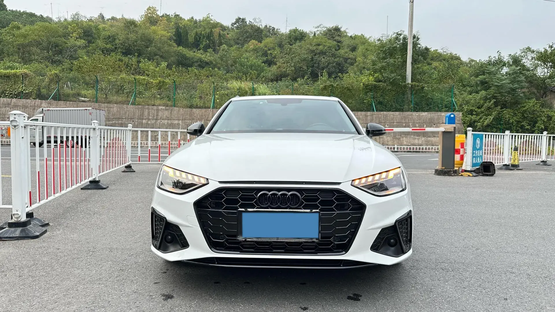 2022 AUDI A4L thumbnail 2