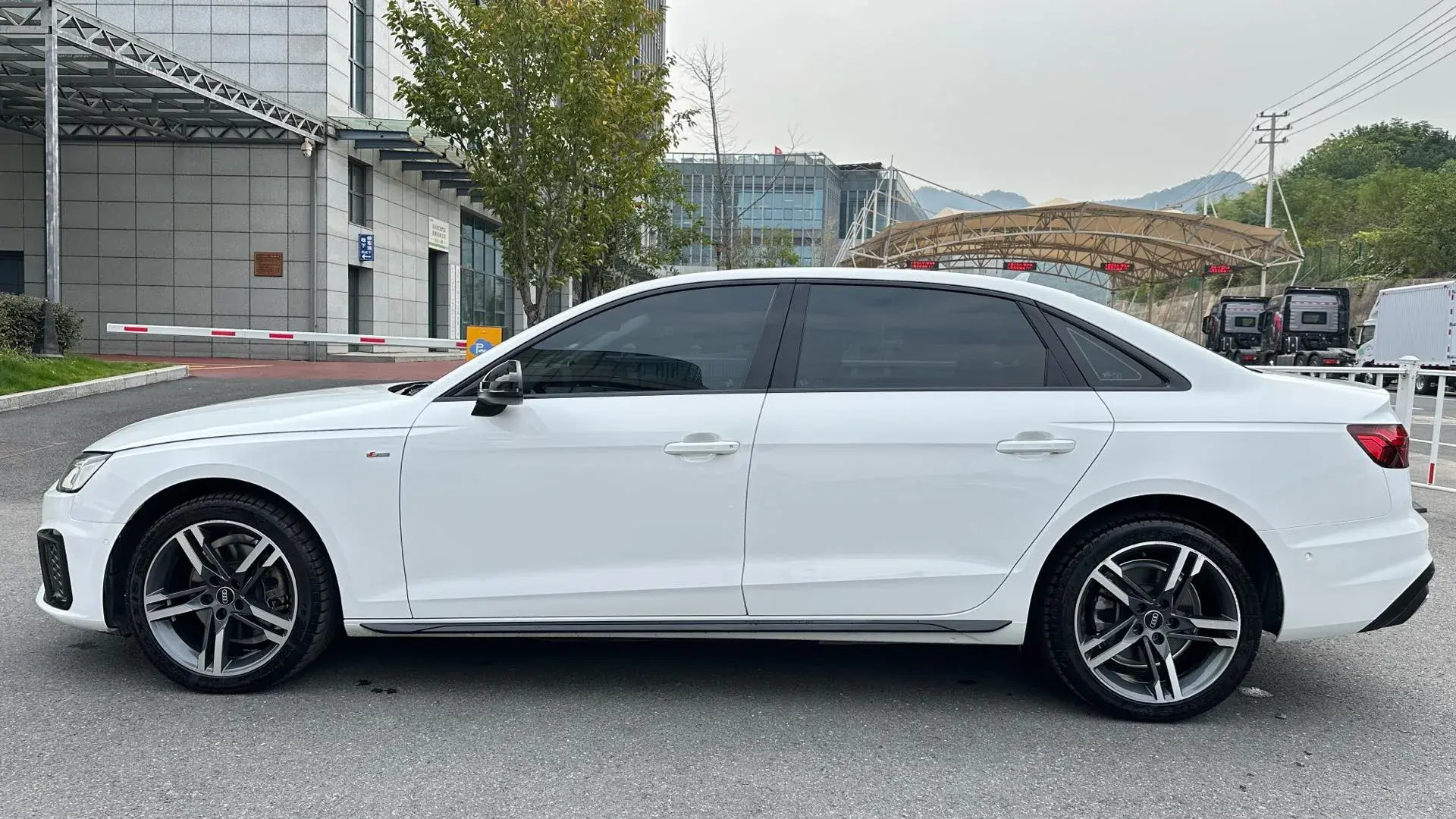 2022 AUDI A4L thumbnail 3