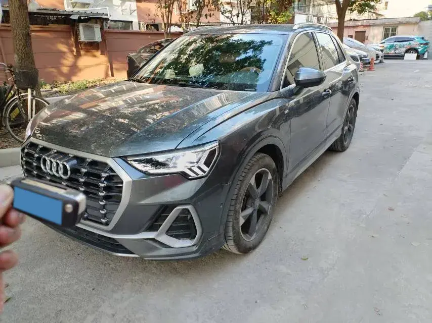 2021 AUDI Q3 view 1