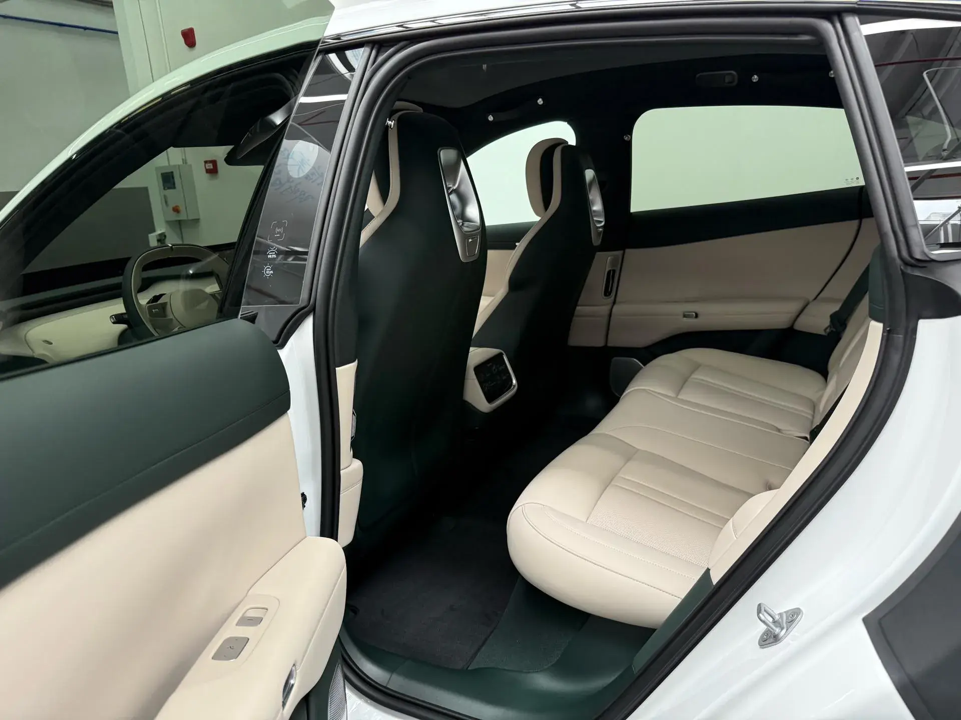 2025 MI YU7 thumbnail 3