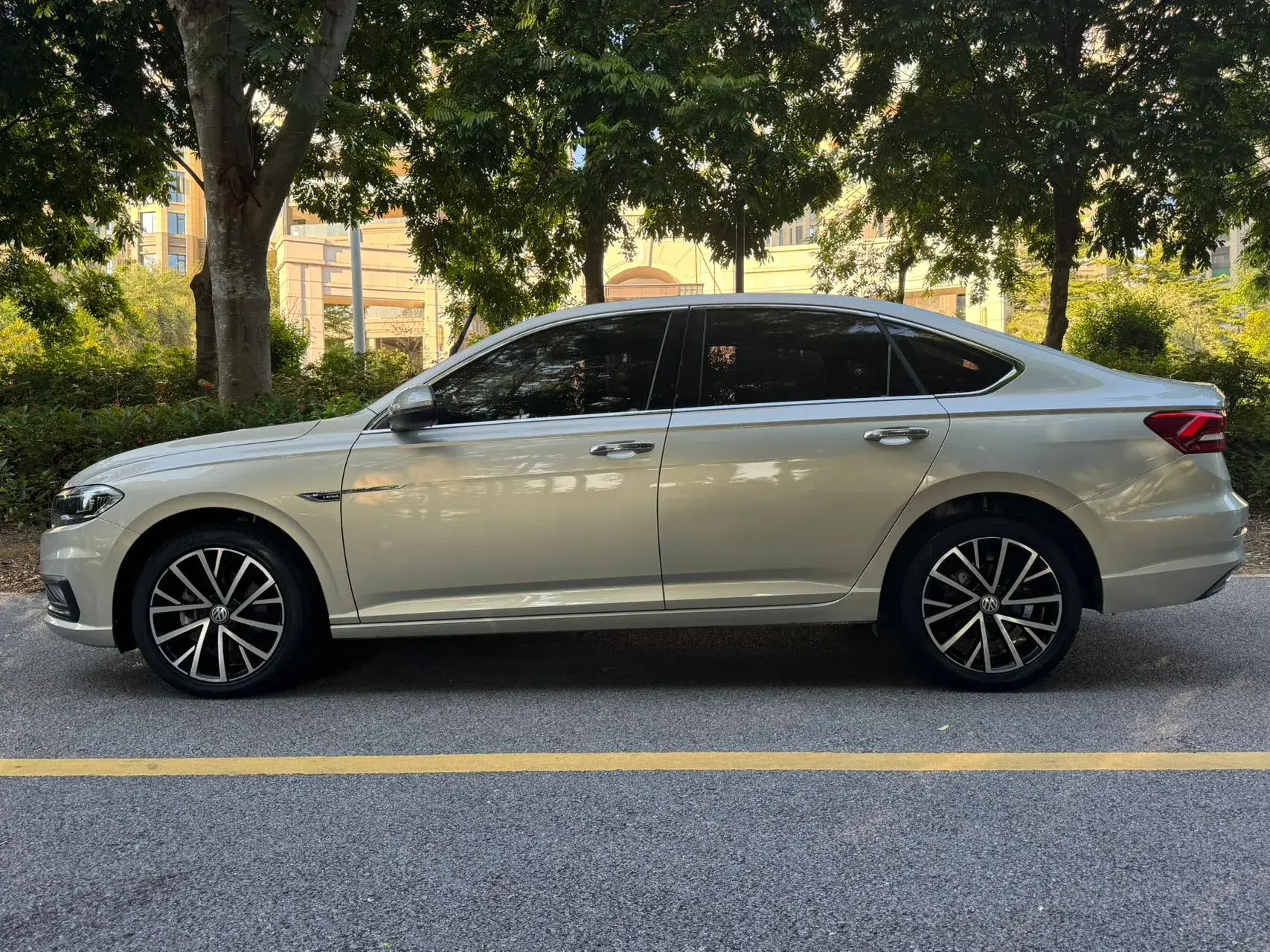 2018 VOLKSWAGEN LAVIDA thumbnail 2