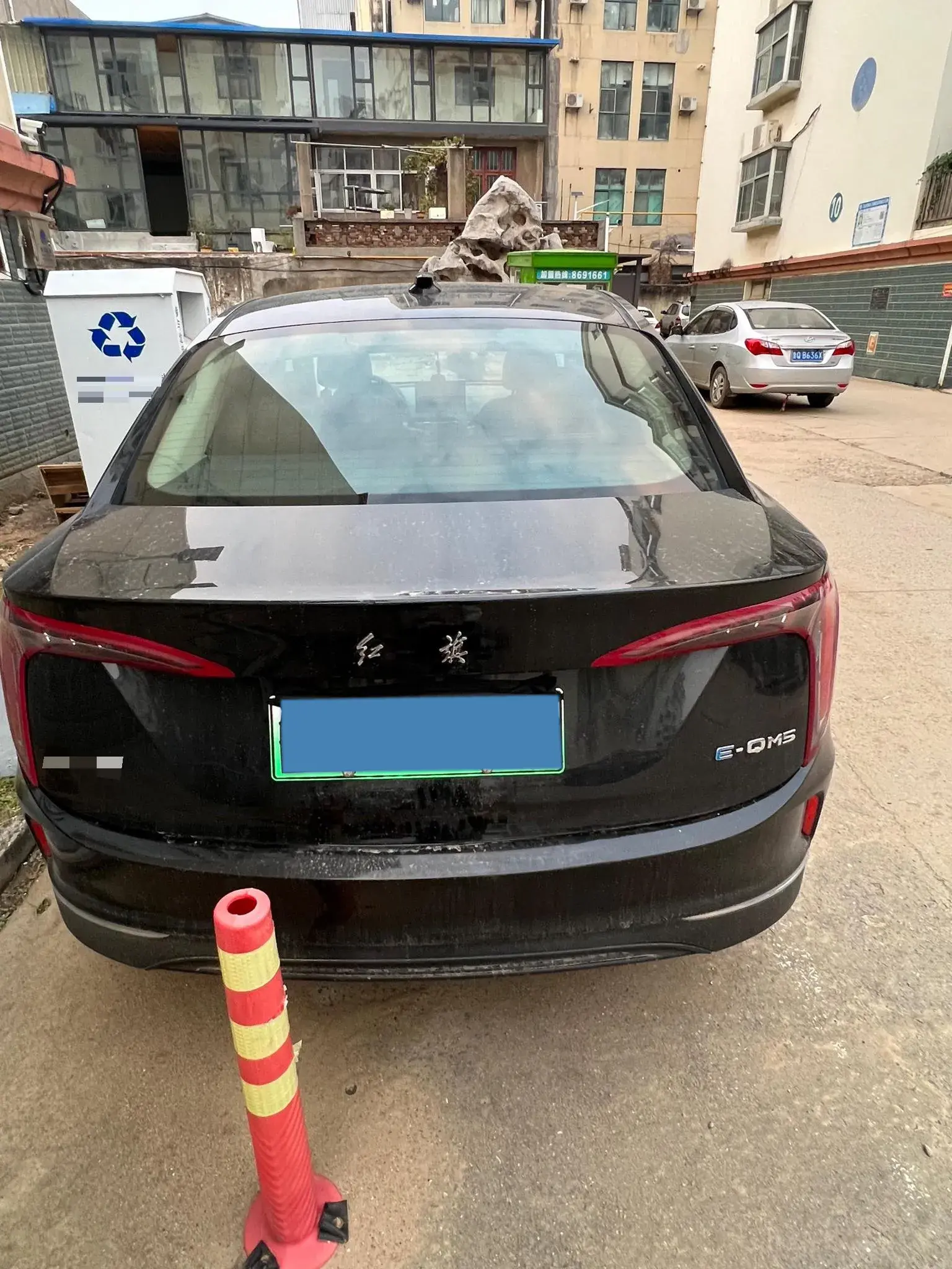 2022 HONGQI E-QM5 thumbnail 3