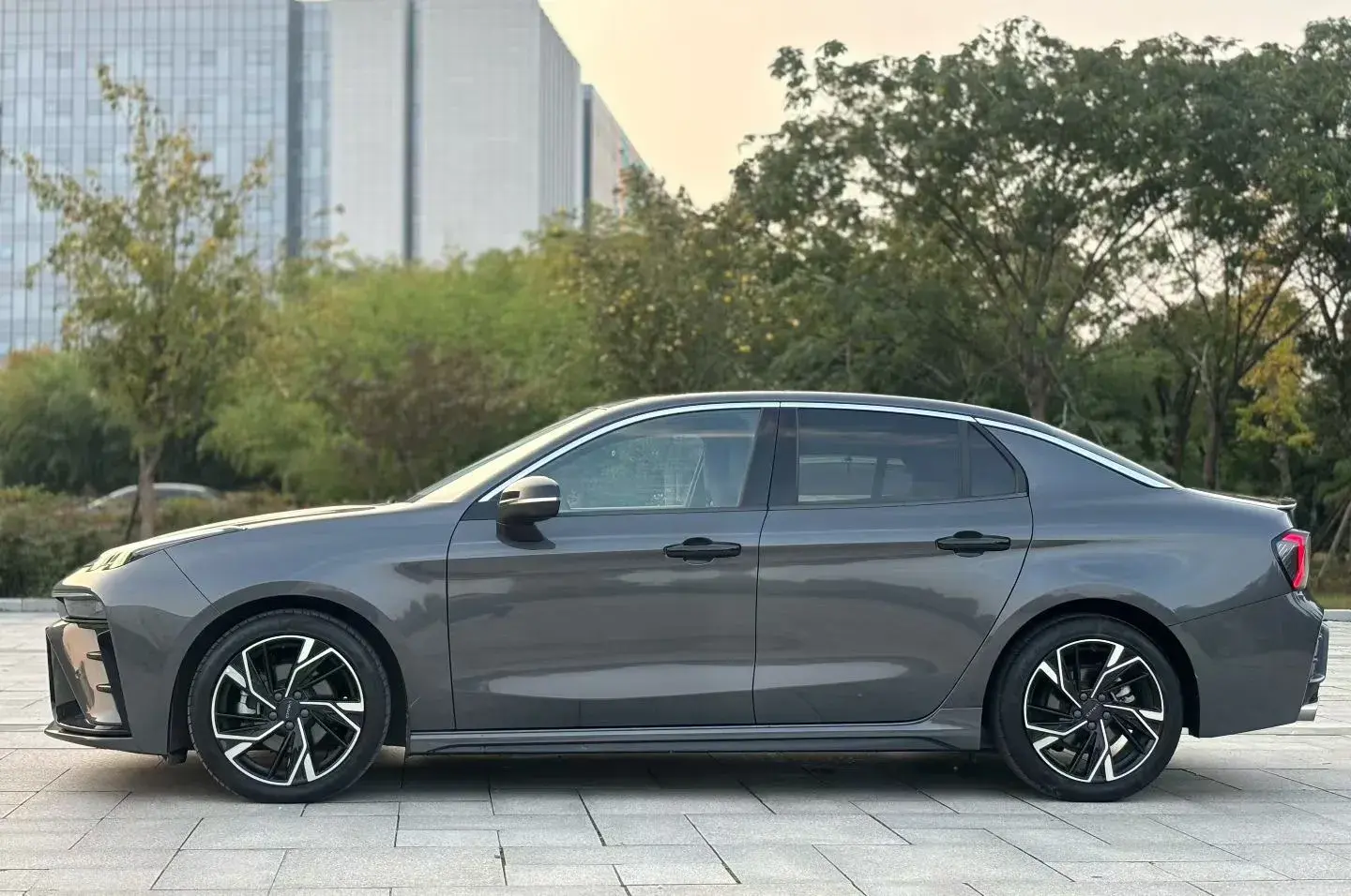 2023 LYNK&CO 03 thumbnail 3