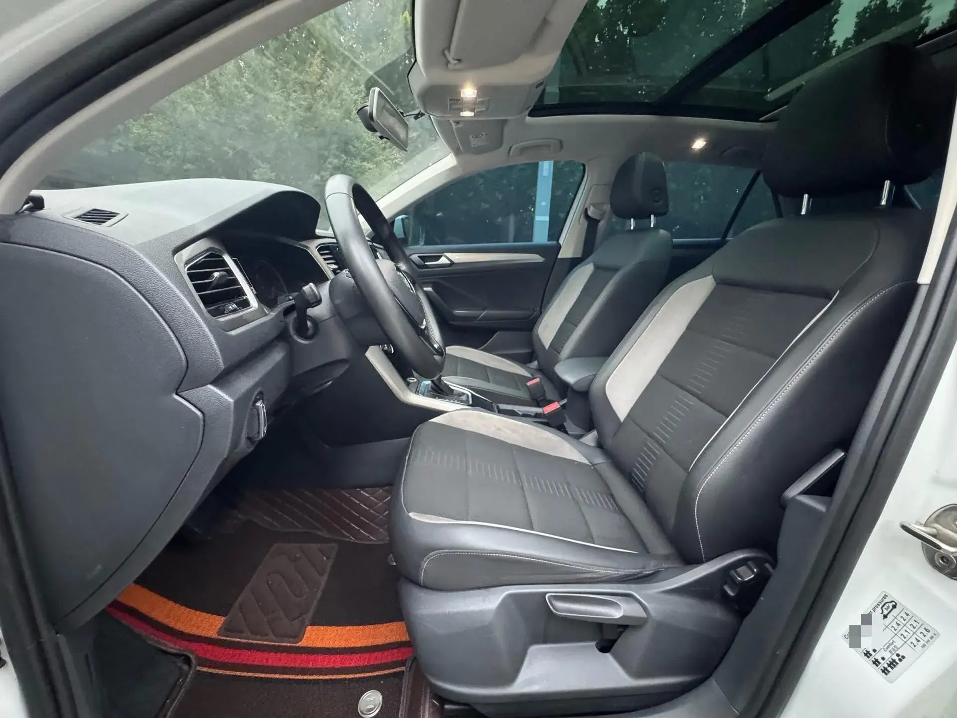 2019 VOLKSWAGEN T-ROC thumbnail 4