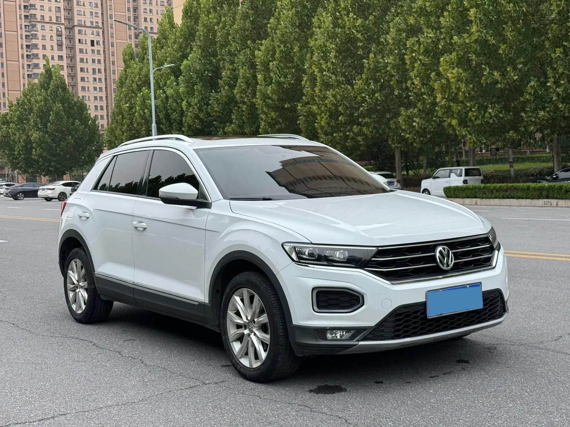 2019 VOLKSWAGEN T-ROC thumbnail 3