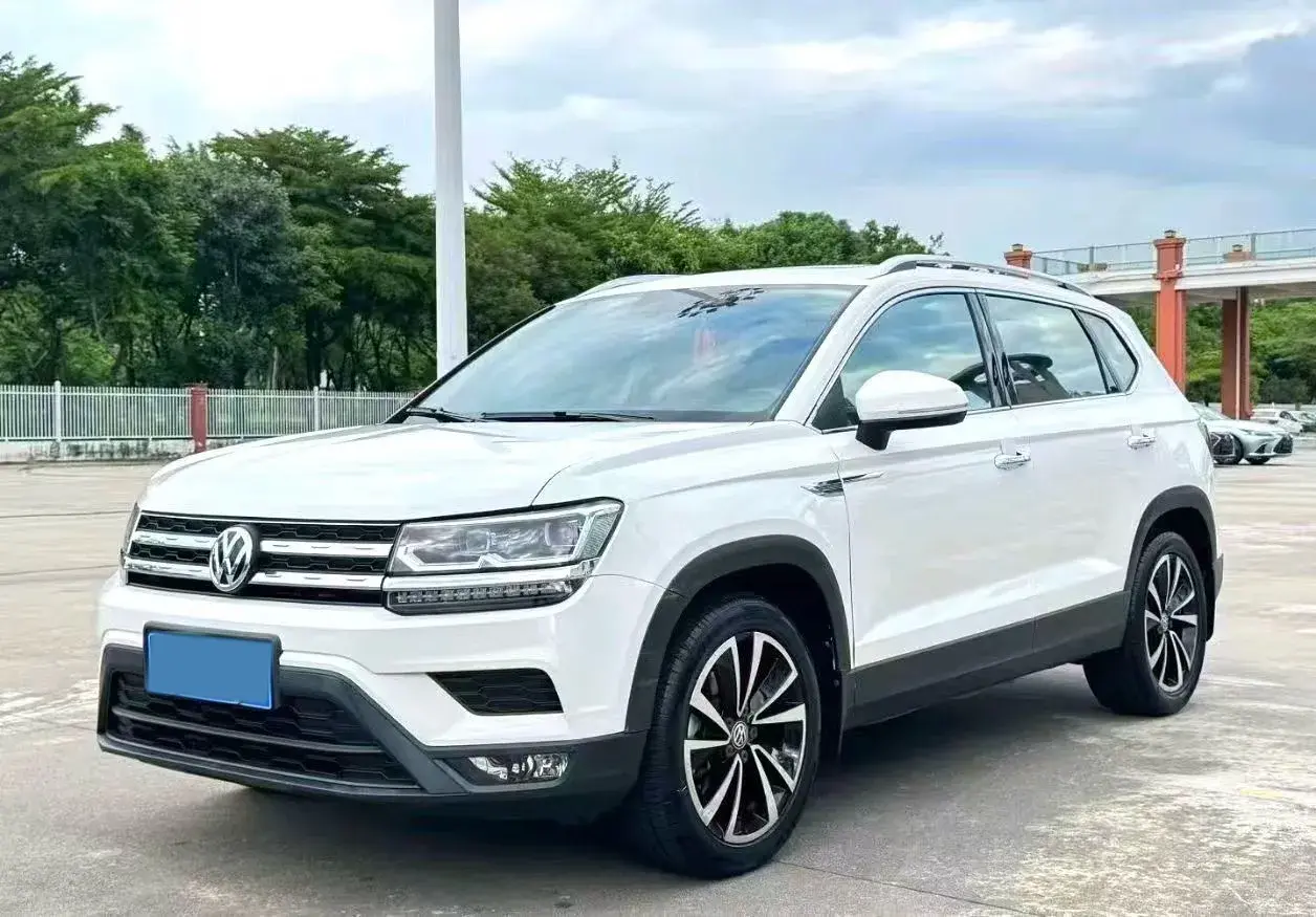 2021 VOLKSWAGEN THARU view 1
