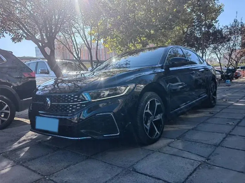 2023 VOLKSWAGEN PASSAT view 1