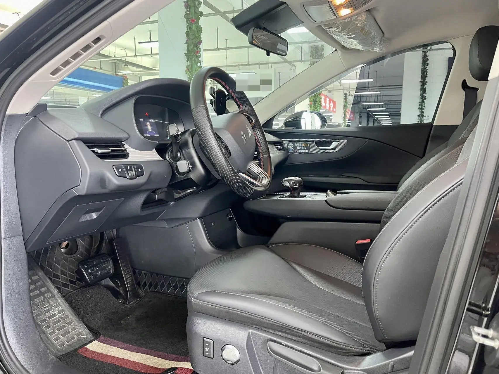 2024 HONGQI E-QM5 thumbnail 4