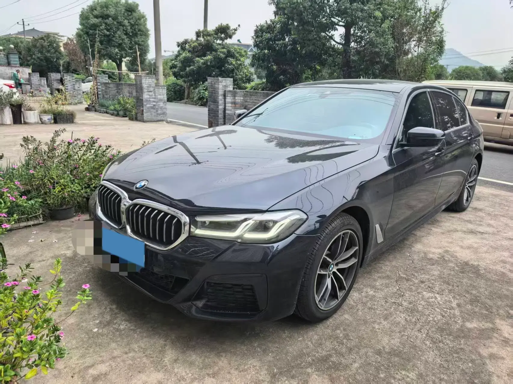 2021 BMW 5 view 1